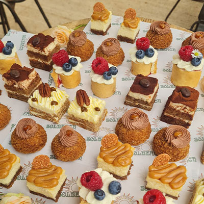 Luxe dessertplateau met diverse taartjes en zoetigheden bij strandtent Solbeach Scheveningen.