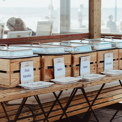 Zaalopstelling met houten meubilair voor zakelijke bijeenkomsten aan zee bij Solbeach.