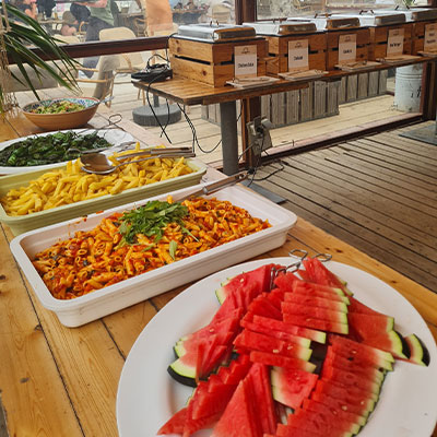 Luxe lunchbuffet met pasta en vers fruit voor zakelijke groepen bij strandtent Solbeach.