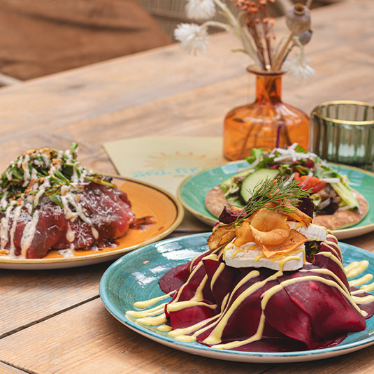 lunchsolbeach Verse bowls en lunchgerechten geserveerd op het zonnige terras van beachclub Solbeach.