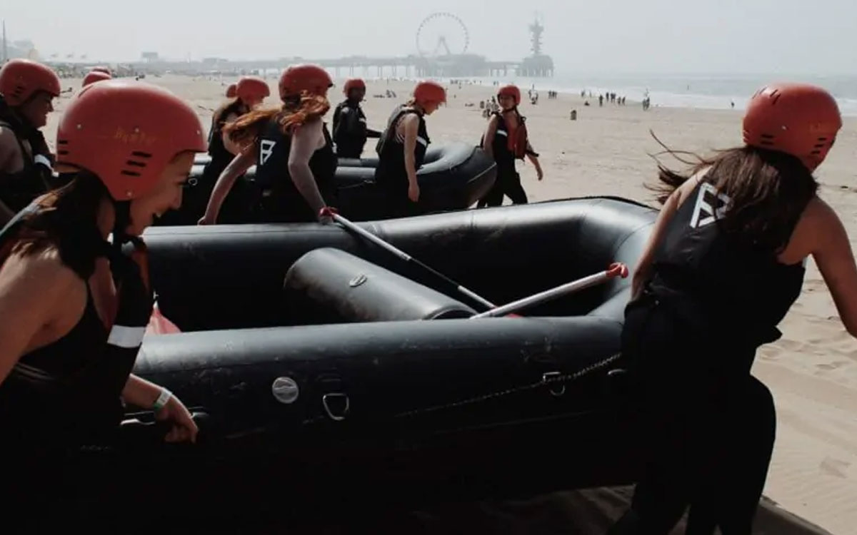 Brandingraften op zee als uitdagende teambuilding activiteit bij beachclub Solbeach.