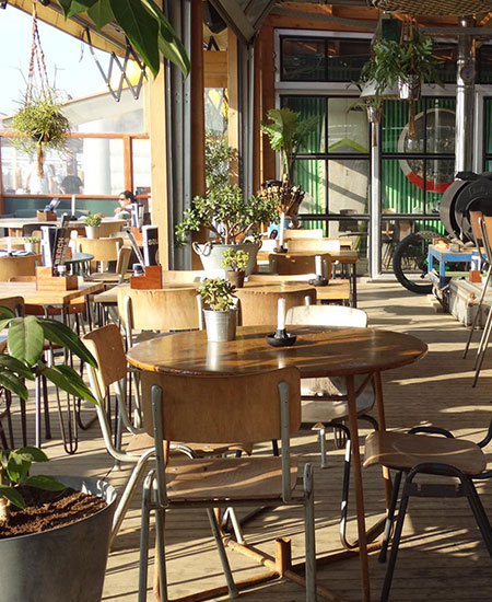 Overdekt en verwarmd terras van beachclub Solbeach, ideaal voor bedrijfsuitjes in elk seizoen.