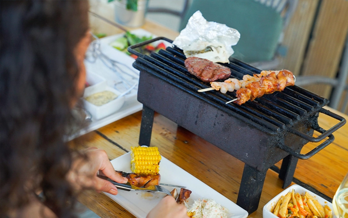 sfeerbbq Tafelbarbecue met saté en grillspiesjes tijdens een teambuilding BBQ bij Solbeach Scheveningen.