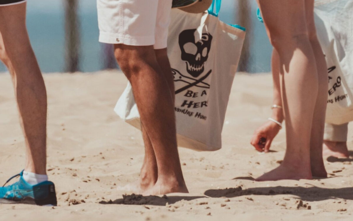 solbeachcleanupdetail Strand jutten en afval verzamelen tijdens een duurzame teambuilding actie bij Solbeach.