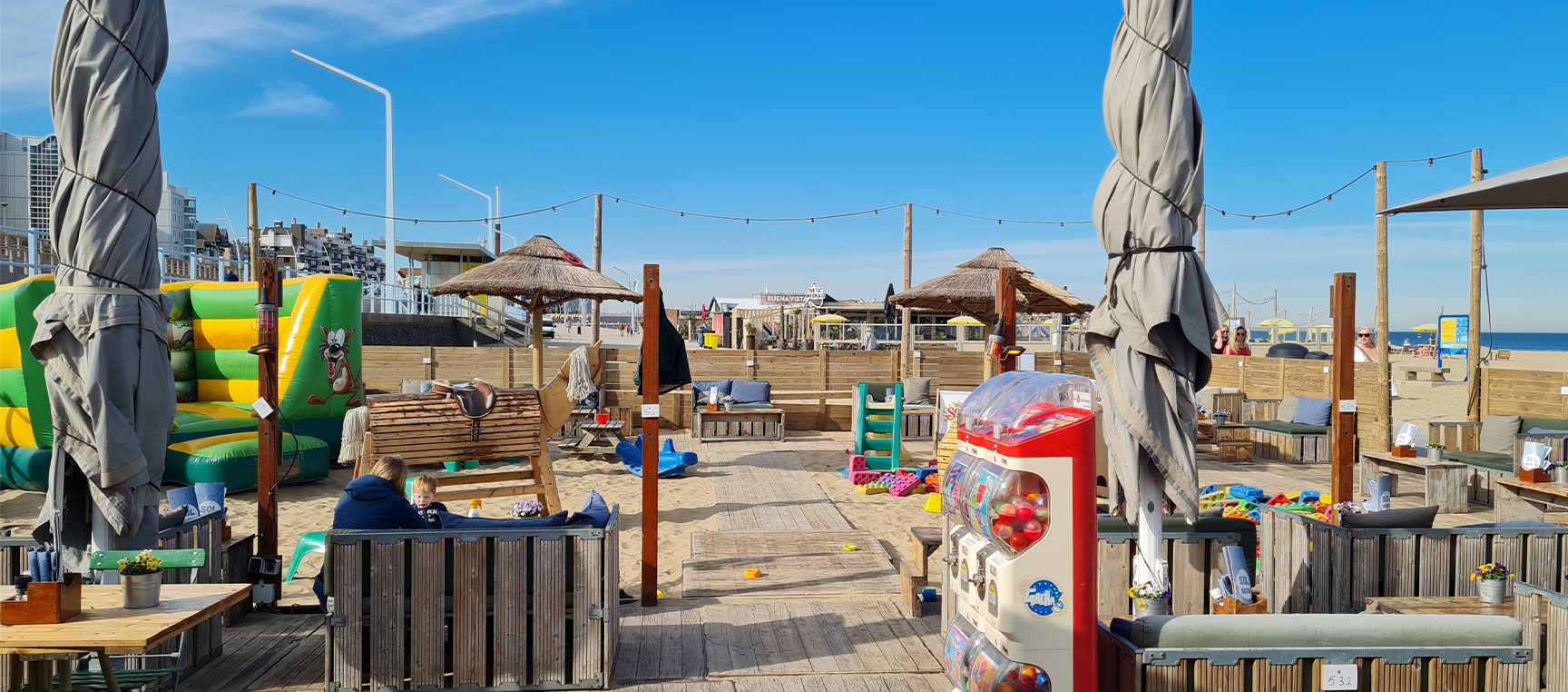 Speelterrein in het zand met speeltoestellen voor kinderfeestjes bij Solbeach Scheveningen.