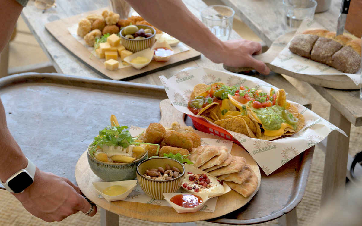 Uitgebreide borrelplanken met fingerfood en wraps voor groepen bij strandtent Solbeach.