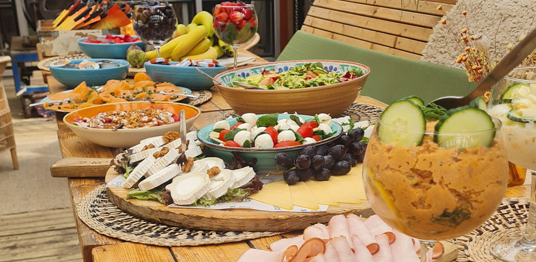 waaromborrelreceptie Kleurrijke schalen met salades en mediterrane hapjes voor een borrelreceptie bij Solbeach.