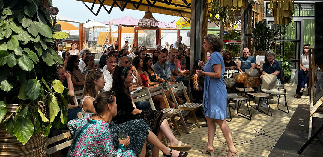 waarompresenteren Presentatie voor een zakelijk gezelschap op het strandterras van strandtent Solbeach Scheveningen.