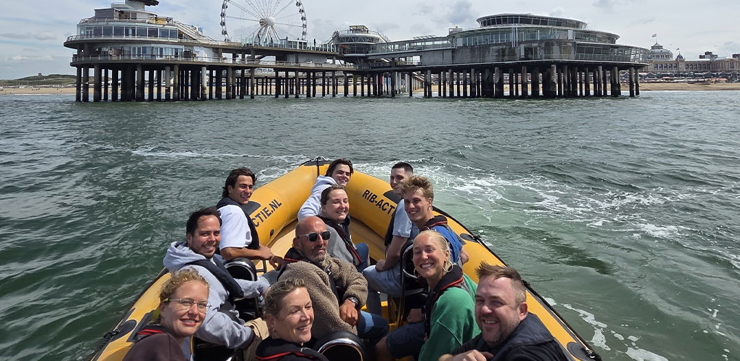 waaromribvaren Snel varen in een RIB powerboot over de golven van Scheveningen met Solbeach.