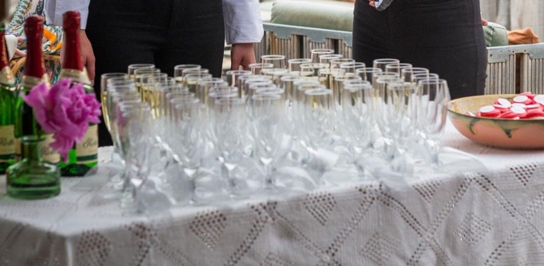 waaromsolbeach-bruiloft-3 Rijen champagneglazen klaar voor een feestelijke toost bij strandtent Solbeach Scheveningen.