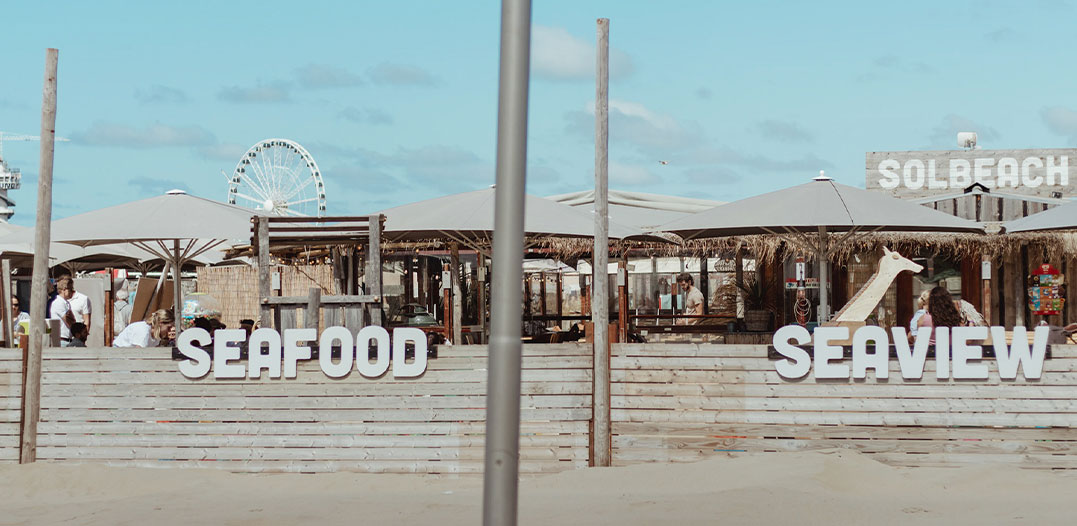 Het ruime strandterras van strandtent Solbeach ingericht voor bedrijfsuitjes in Scheveningen.