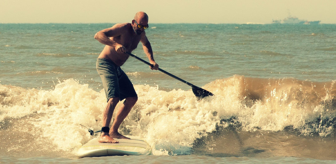 waaromsuppen Stand-up paddleboarding (suppen) op de Noordzee als actieve teambuilding in Scheveningen.
